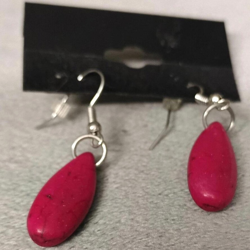 New‎ Purplish Maroon Teardrop Dangle Earrings Magenta Pink Howlite NOS Dangle